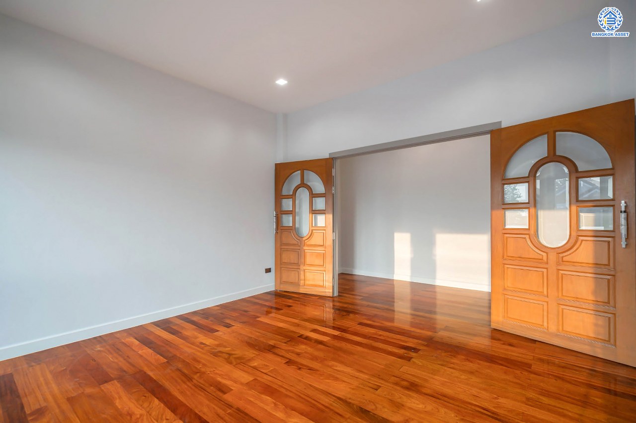 บ้านมือสองตกแต่งใหม่ โครงการ กฤษดานคร20 ปิ่นเกล้า-บรมราชชนนี บ้านหลังมุม ติดทะเลสาบ บนเนื้อที่กว้างมากถึง 238 ตร.ว. ตกแต่งด้วยวัสดุเกรดพรีเมี่ยม ฟังก์ชัน 5 ห้องนอน 6 ห้องน้ำ 1 ห้องอเนกประสงค์ 4 ที่จอดรถ พร้อมทั้งเปลี่ยนระบบไฟฟ้า สุขาภิบาล ทำเลศักยภาพ ติดถนนบรมราชชนนี ใกล้มหาวิทยาลัยมหิดล และเพียง 10 นาทีถึงเซ็นทรัล ปิ่นเกล้า